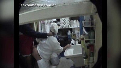 Motoboy manao firaisana amin'ny vehivavy mpanadio ao amin'ny trano fisakafoanana eo anelanelan'ny fanaterana